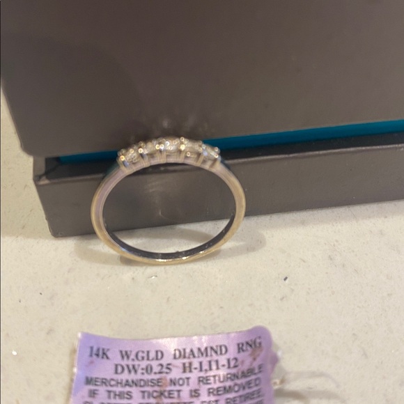 Beautiful Diamond 14k white gold ring with 5 sparkling effy diamond - Picture 9 of 9